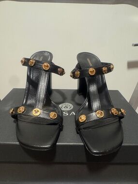 Versace Nero-Oro Sandal T.90 Vitello 
Black Leather Gold Medallion Block-Heel